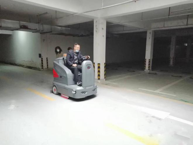 河东小区物业保洁不用人力改用驾驶式洗地机了